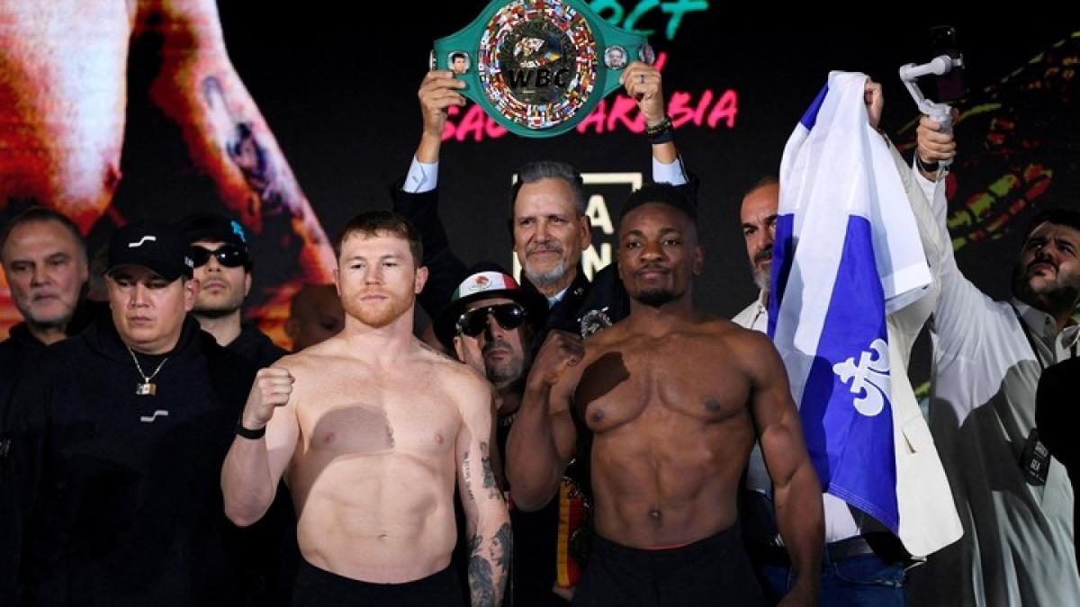 Canelo Álvarez en postura de combate durante su regreso al ring en Riad ante Christian Mbilli por el título supermediano del CMB