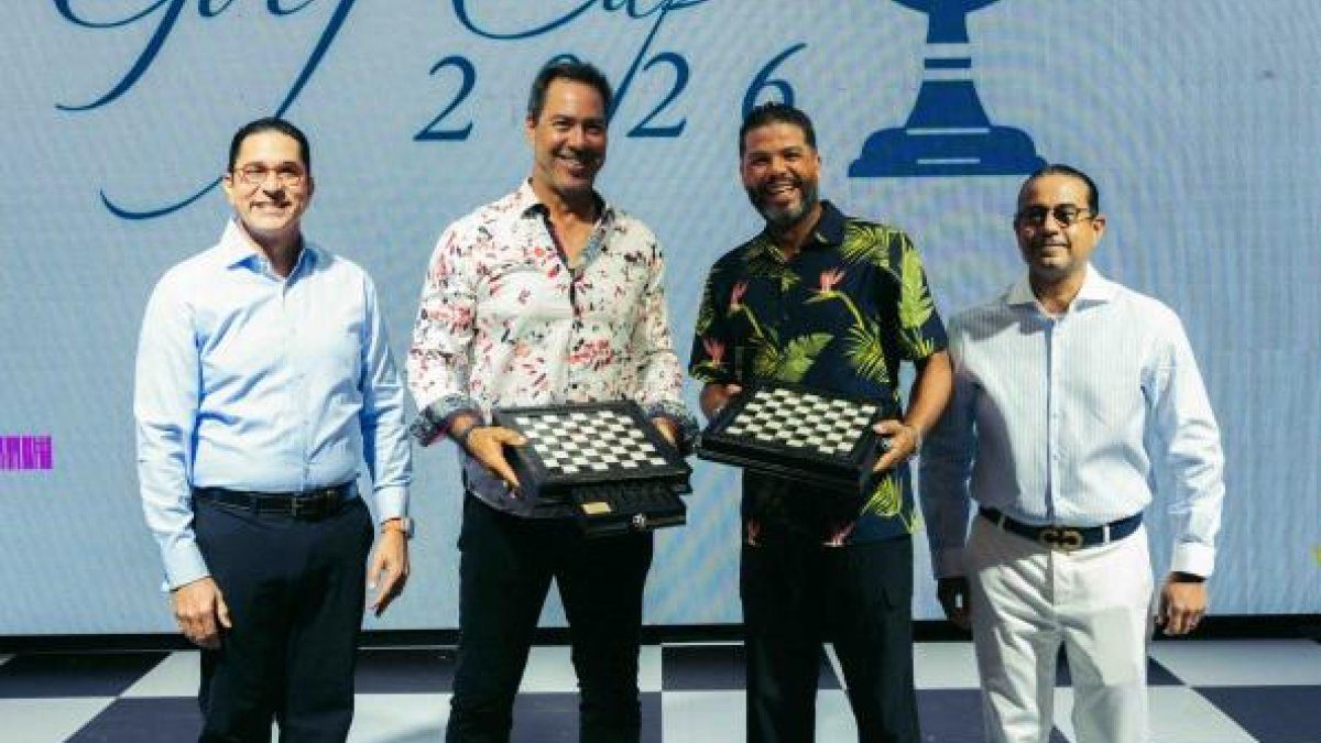 Marcel Olivares y George Veras con el trofeo del Cap Cana Golf Cup 2026 en el campo Punta Espada