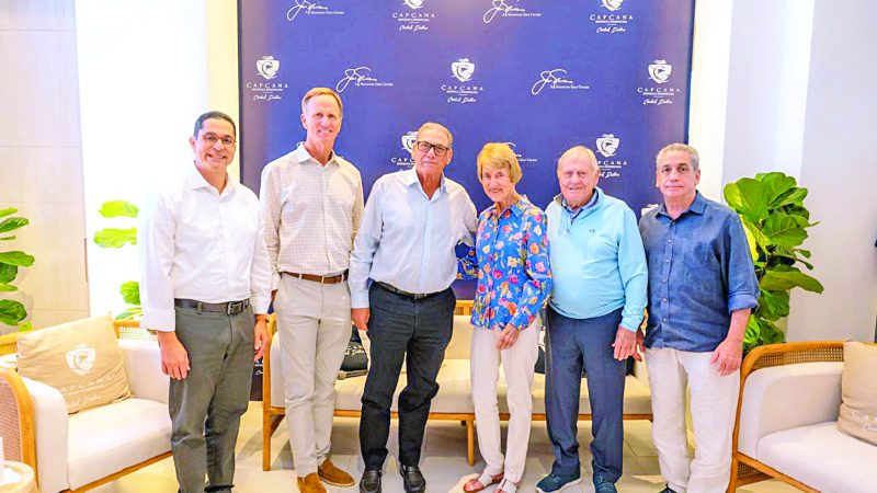 Golfistas en el campo Punta Espada de Cap Cana con vista al Mar Caribe durante el torneo invitacional