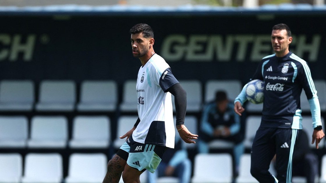 Cristian Cuti Romero con el brazalete de capitán durante un partido de la Selección Argentina
