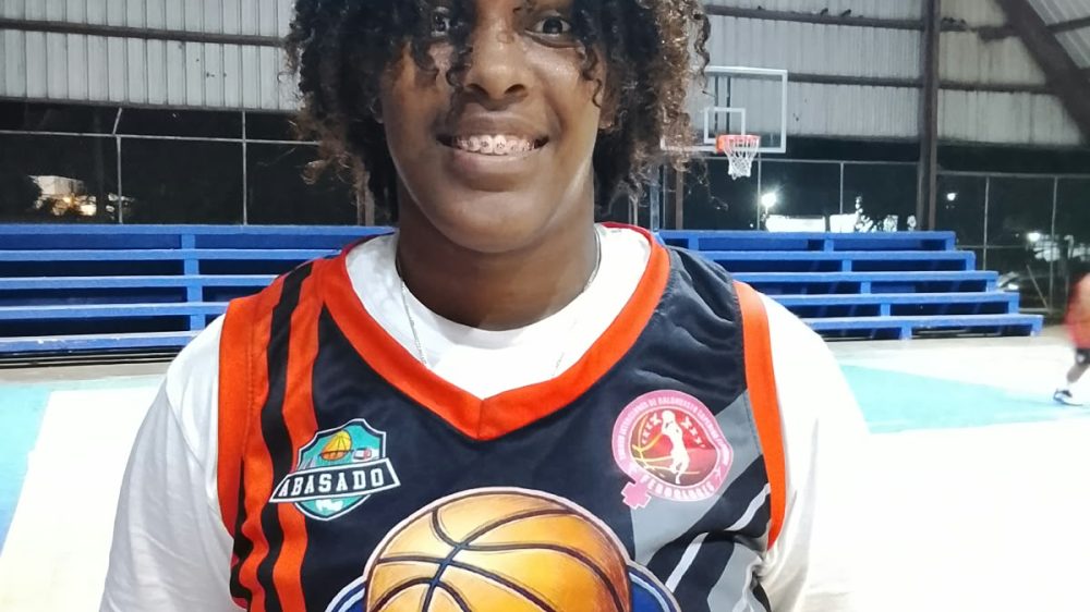Jugadoras de las Caribes de Sabana Perdida celebrando victoria sobre las Dinámicas en el XIII Torneo Nacional de Basket Superior Femenino