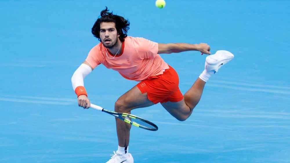 Carlos Alcaraz celebrando su pase a semifinales en el torneo de tenis de Tokio 2026