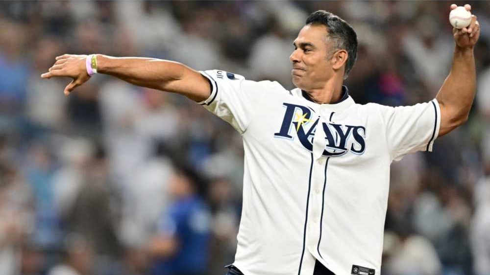 Carlos Peña realizando el lanzamiento de honor en el Tropicana Field antes del Juego 2 de la ALDS entre Rays y Yankees