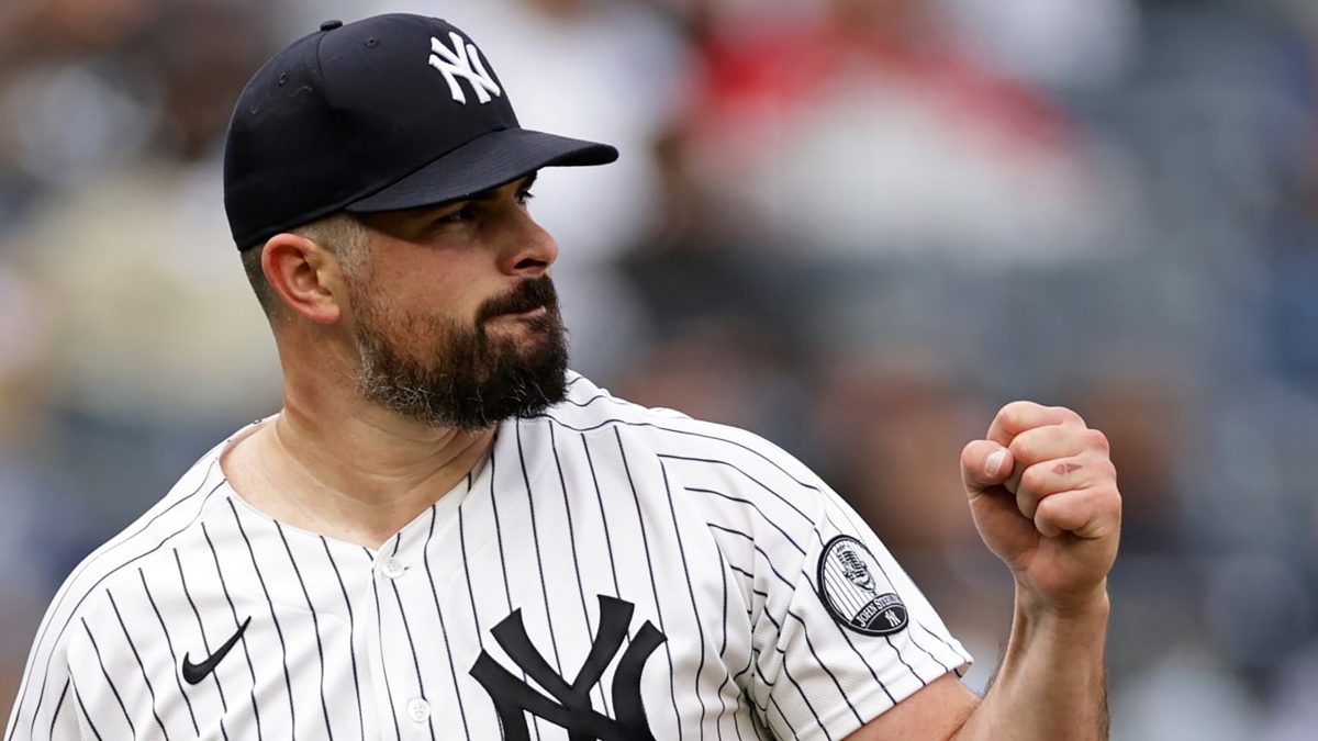 Carlos Rodón lanzando desde el montículo del Yankee Stadium durante su blanqueada de ocho entradas ante los Rays