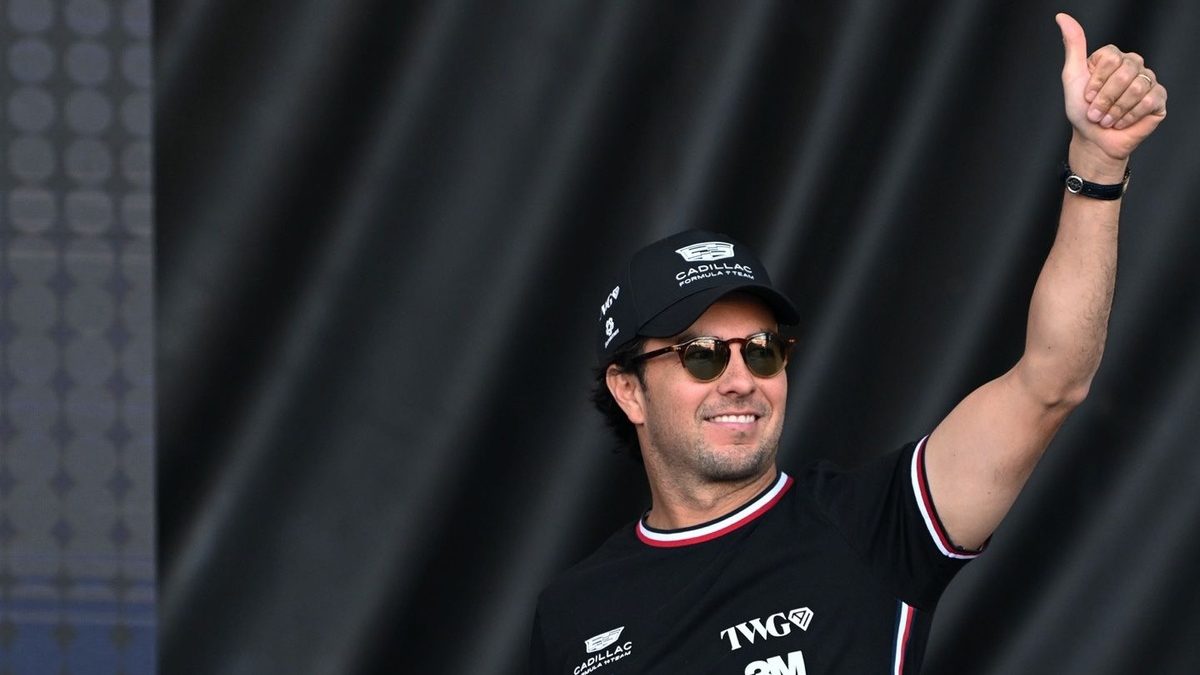 Sergio Checo Pérez al volante del monoplaza de Cadillac Racing en los preparativos del Gran Premio de México 2026
