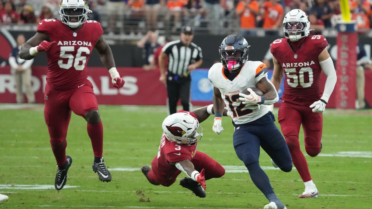 Bo Nix de los Broncos de Denver corriendo hacia la zona de anotación en el State Farm Stadium de Glendale