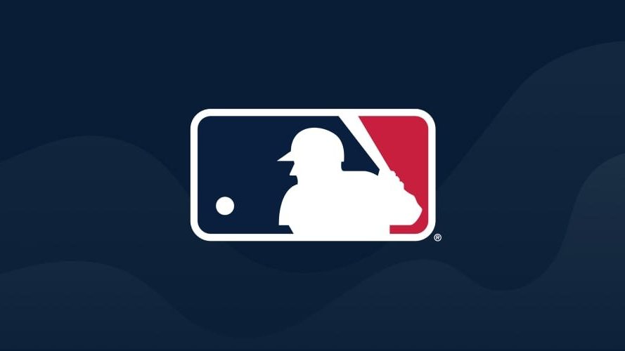 Jardinero posicionado en un carril delimitado virtualmente durante un juego de la Arizona Fall League bajo el experimento de alineación de outfielders de la MLB