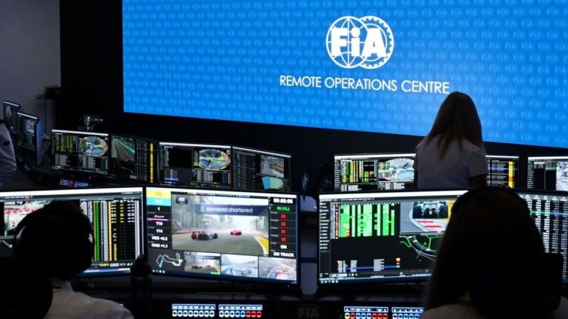 Interior del Centro de Operaciones Remoto de la FIA en Biggin Hill, con pantallas y sistemas de análisis de datos para la Fórmula 1