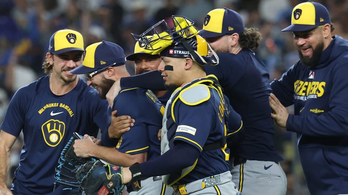 Jugadores de los Cerveceros de Milwaukee celebran en el terreno del Dodger Stadium tras completar la barrida en la NLCS 2026