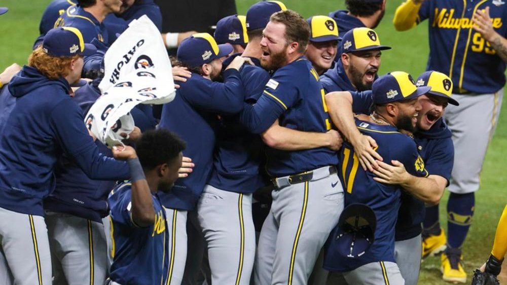 Jugadores de los Cerveceros de Milwaukee celebrando el título de la Serie Mundial en el Tropicana Field de Tampa Bay