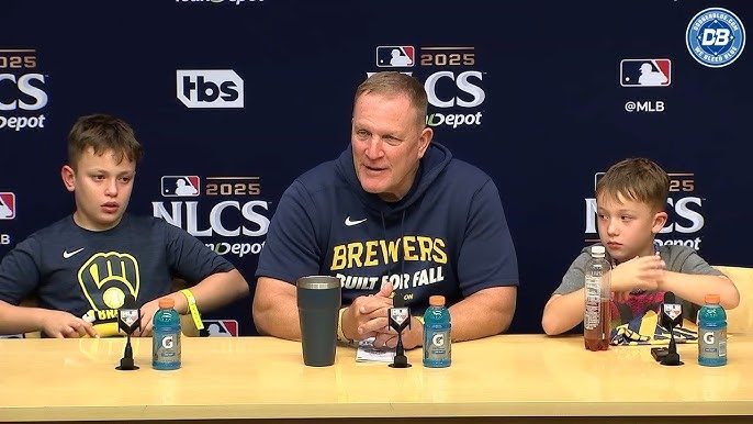 Pat Murphy, mánager de los Cerveceros de Milwaukee, celebra el primer título de Serie Mundial de la franquicia en 2026
