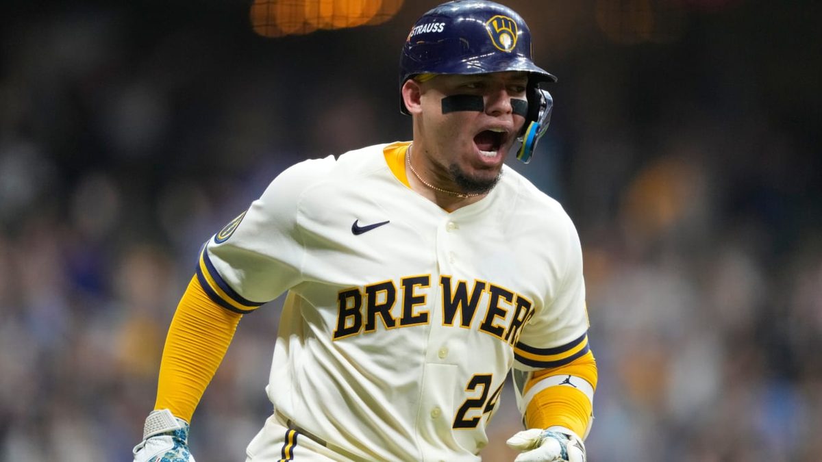 William Contreras recorre las bases tras conectar jonrón solitario en el séptimo inning del Juego 1 de la SDLN en el American Family Field
