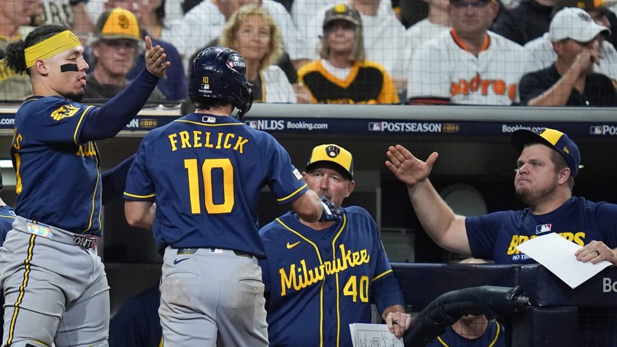 Jugadores de los Cerveceros de Milwaukee celebran en el terreno de Petco Park tras ganar la SDNL 2026 ante los Padres de San Diego