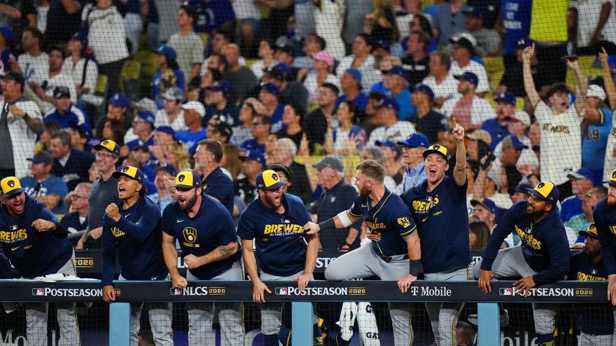 Jugadores de los Cerveceros de Milwaukee celebrando en el campo del Dodger Stadium tras ganar la SCLN 2026