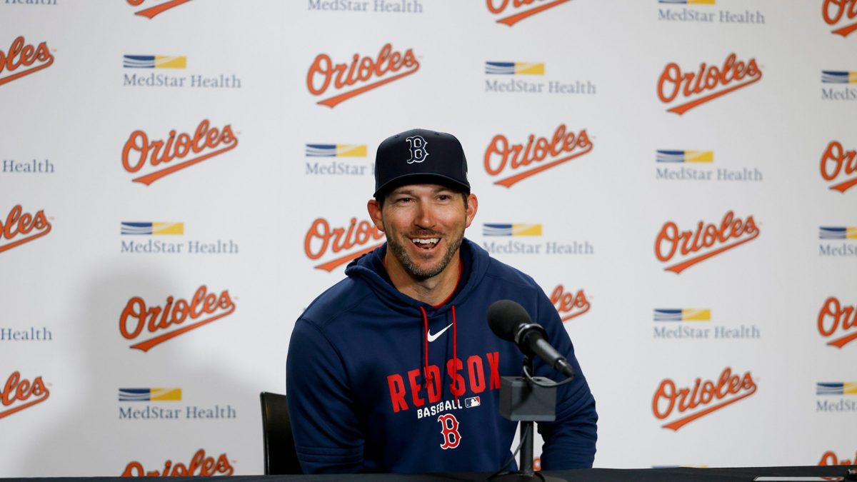 Chad Tracy en el dugout de los Medias Rojas de Boston durante la temporada 2026