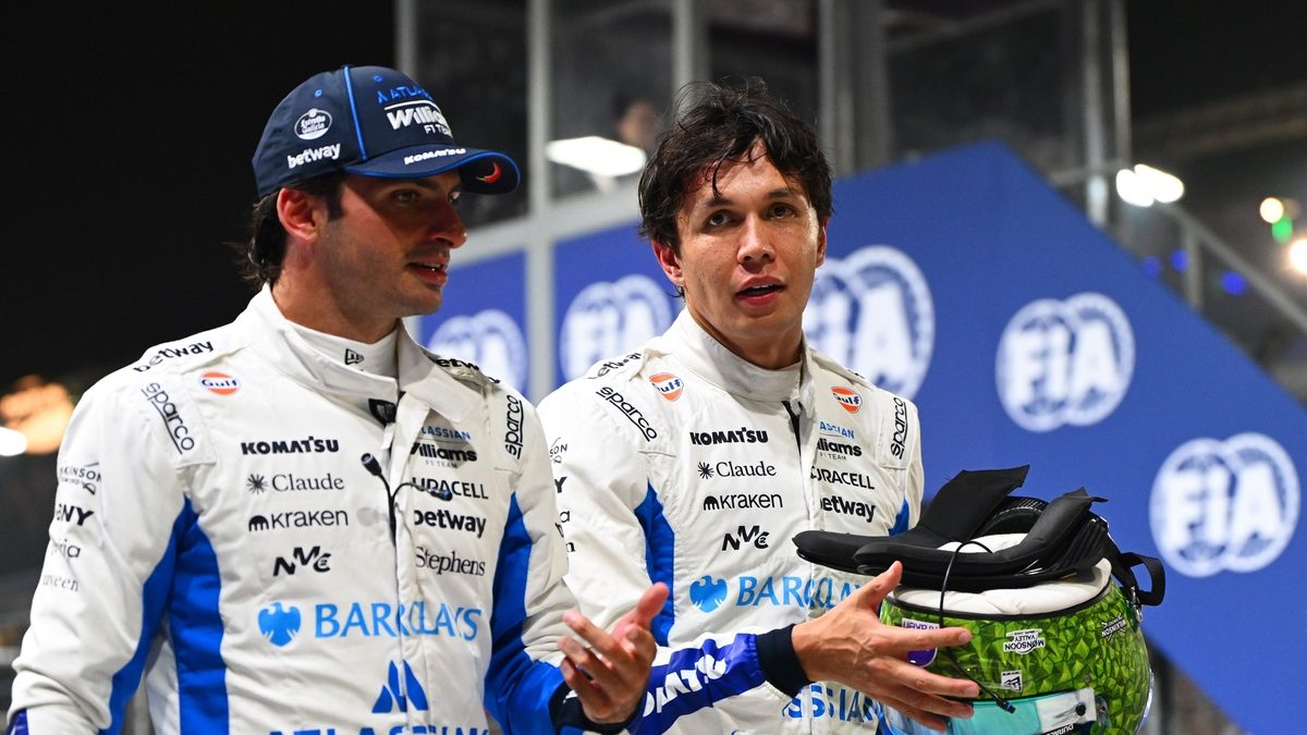 Alex Albon con el mono de Williams en el paddock del Gran Premio de Singapur en Marina Bay