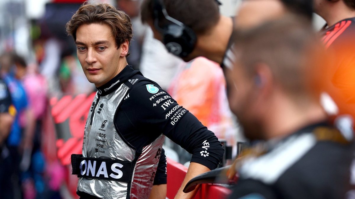 George Russell en el cockpit del Mercedes sin chaleco refrigerante durante el Gran Premio de Malasia 2026