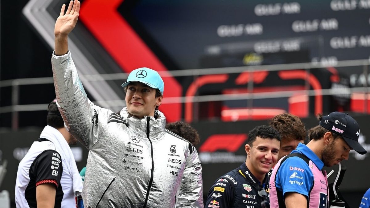 George Russell con la chaqueta plateada metálica de Mercedes en el paddock de Fórmula 1