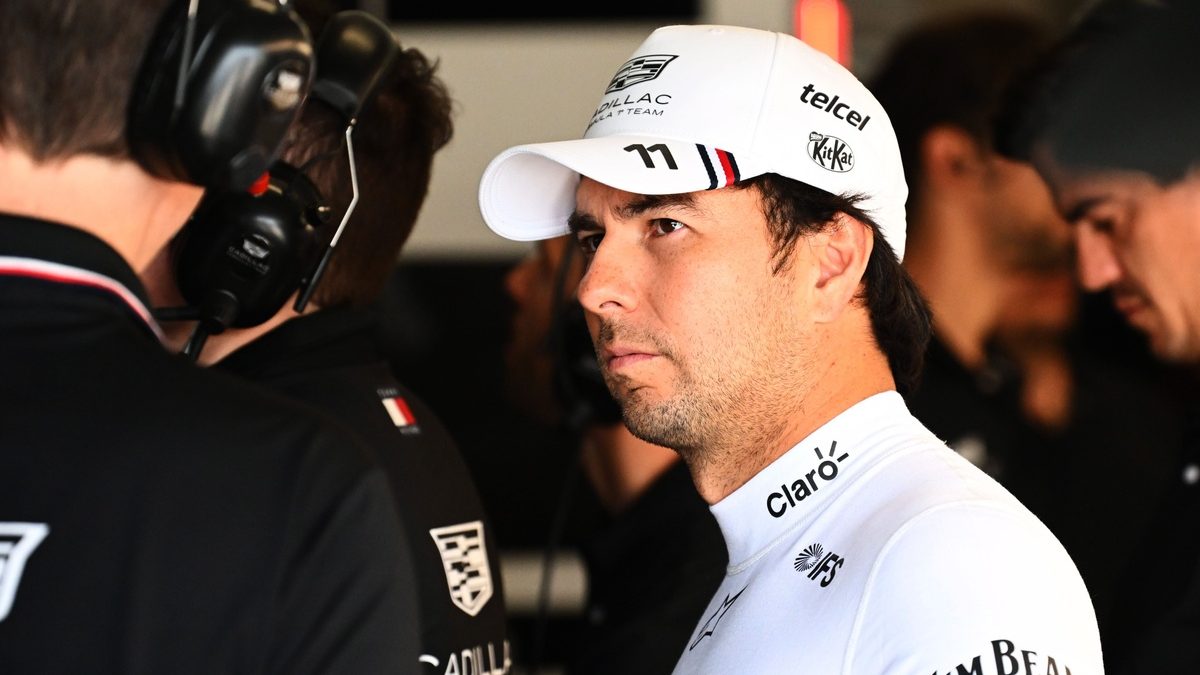 Sergio Checo Pérez con el overol de Cadillac Racing en el paddock del Gran Premio de México en el Autódromo Hermanos Rodríguez