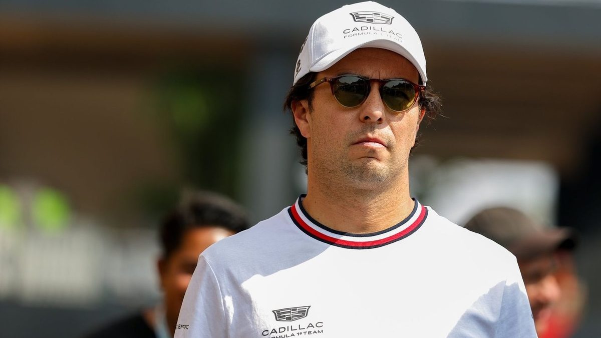 Sergio Checo Pérez con el equipo Cadillac Racing en el paddock de Fórmula 1