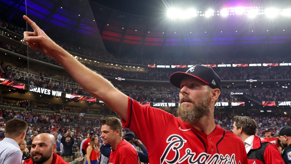 Chris Sale lanzando en el Truist Park durante el Juego 3 de la Serie Wild Card de la Liga Nacional