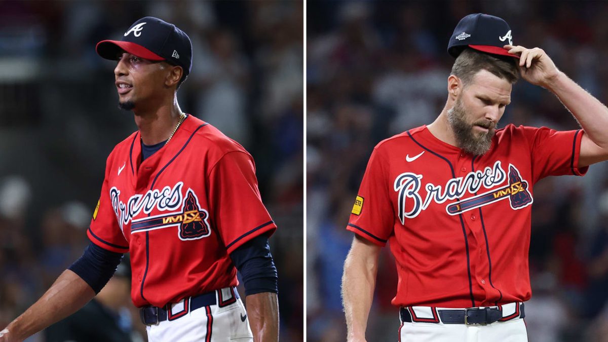 Chris Sale lanzando para los Braves de Atlanta durante los playoffs de la MLB