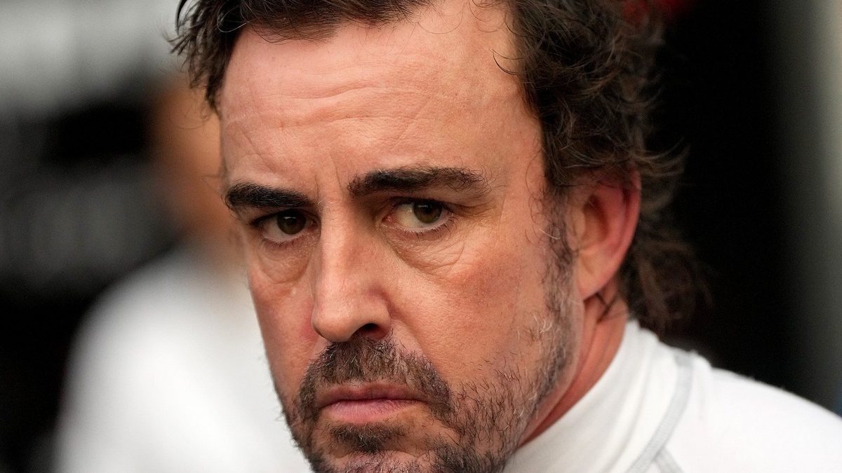 Fernando Alonso con el casco puesto en el paddock de Fórmula 1 durante un evento de la temporada 2026