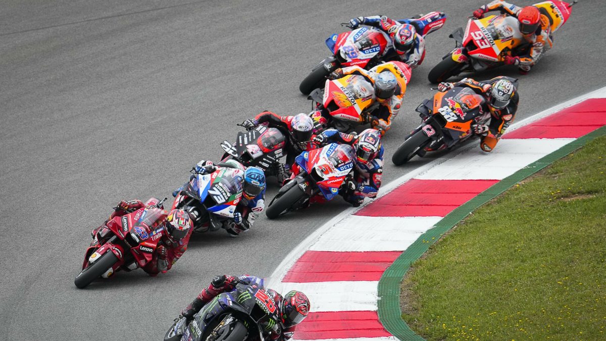 Motocicletas compitiendo en el circuito de Portimão durante el Gran Premio de Portugal de MotoGP
