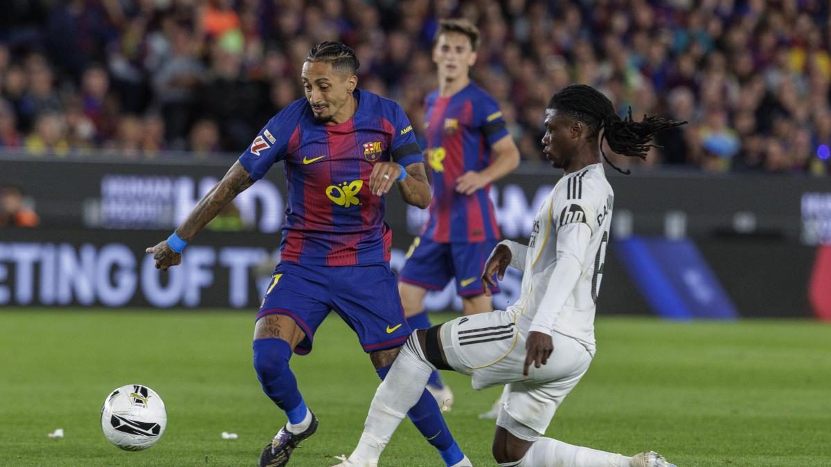 Jugadores del FC Barcelona y Real Madrid disputando un balón en el Spotify Camp Nou durante el clásico de LaLiga