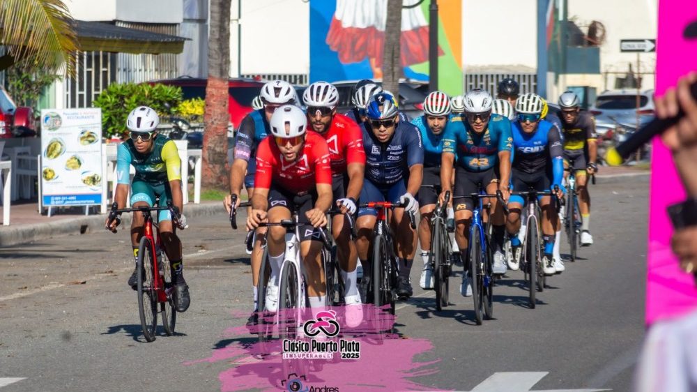 Ciclistas compitiendo en el malecón de Puerto Plata durante el Clásico de Ciclismo de la provincia