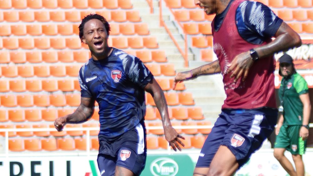 Jugadores de Cibao FC y Moca FC disputando el balón en el Clásico de Clásicos de la Liga Dominicana de Fútbol