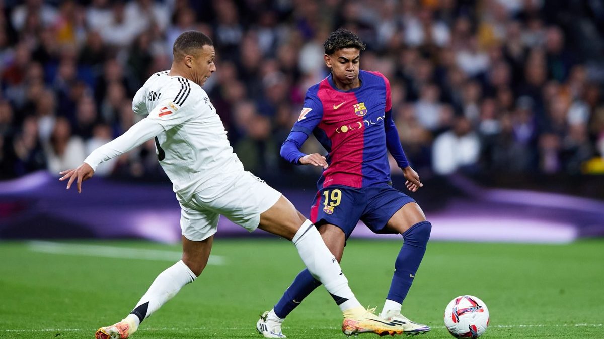 Jugadores del Barcelona y el Real Madrid en disputa del balón durante un Clásico en el Camp Nou