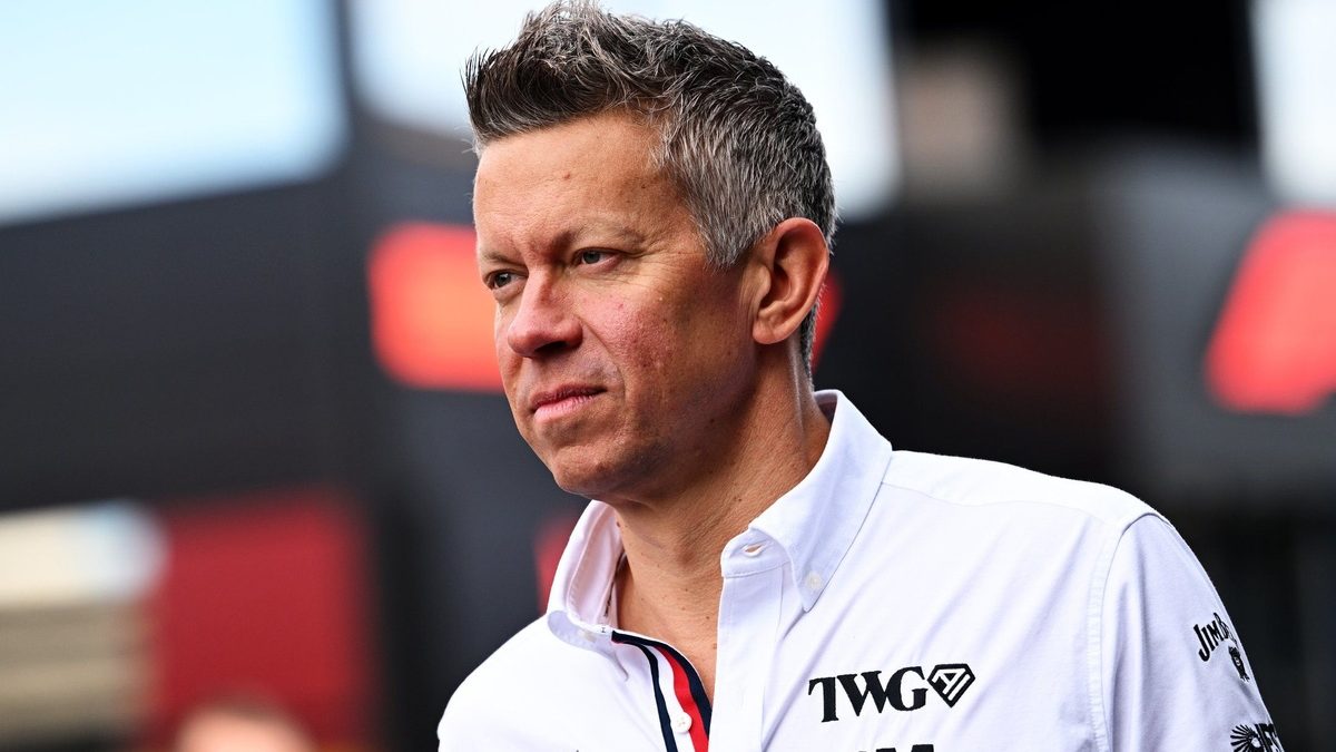 Marcin Budkowski, director de Cadillac F1 Team, en el paddock del Gran Premio de Azerbaiyán en Bakú