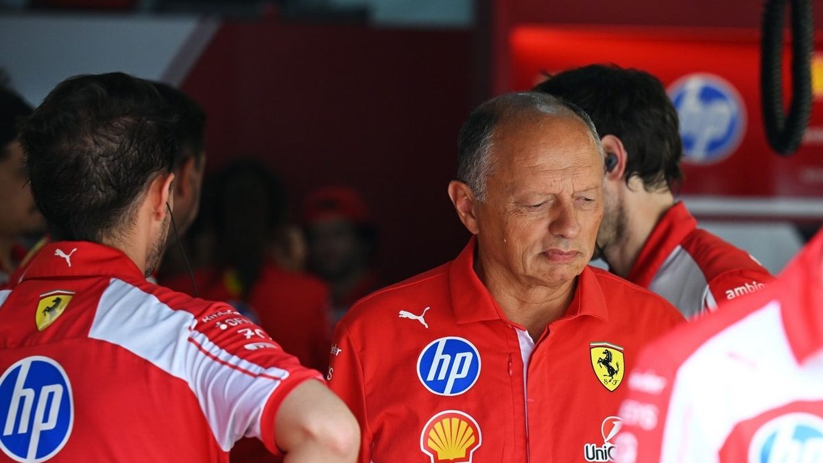 Frédéric Vasseur y Charles Leclerc en el paddock de Ferrari durante el GP de Malasia 2026