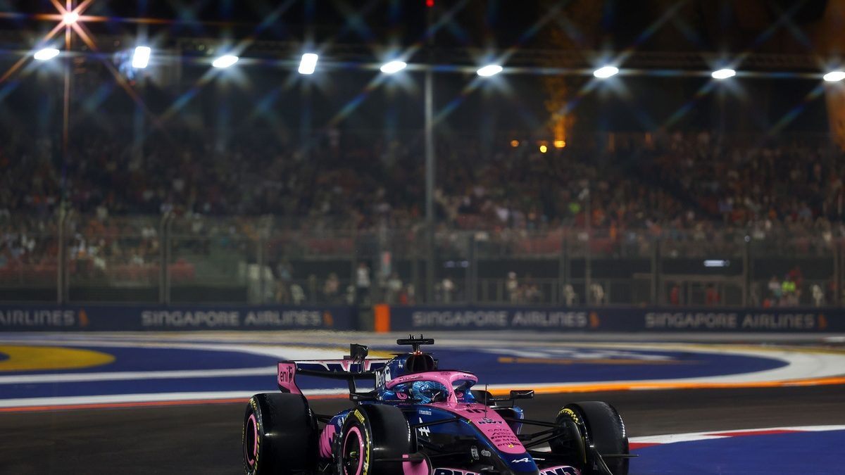Pierre Gasly y Franco Colapinto en el box de Alpine durante la clasificación sprint del Gran Premio de Singapur en Marina Bay