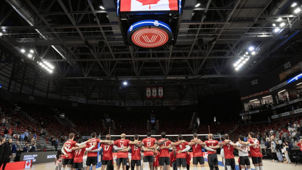 Selección dominicana de voleibol masculino en acción durante el clasificatorio olímpico NORCECA en Moncton, Canadá