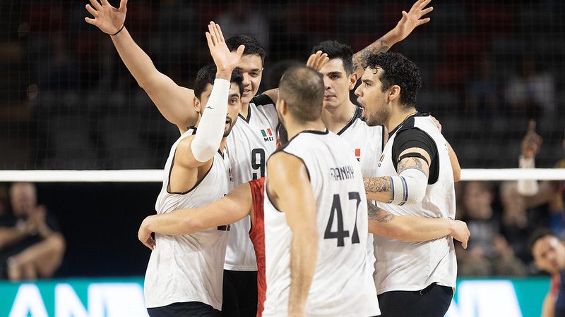 Jugadores de México celebran la medalla de bronce del Clasificatorio Olímpico NORCECA de voleibol en Moncton, Canadá