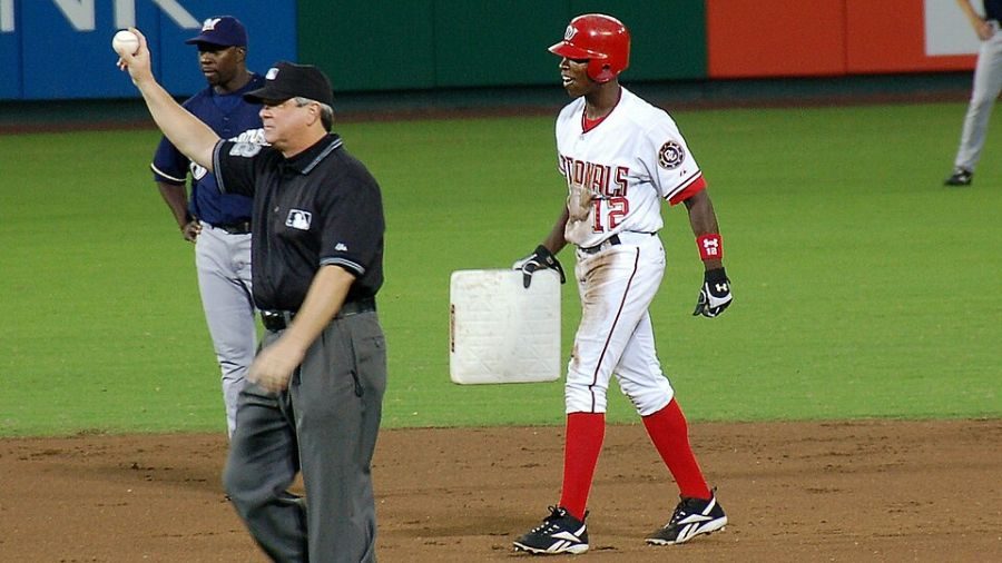 Alfonso Soriano deslizándose a segunda base durante su temporada de 2006 con los Nacionales de Washington