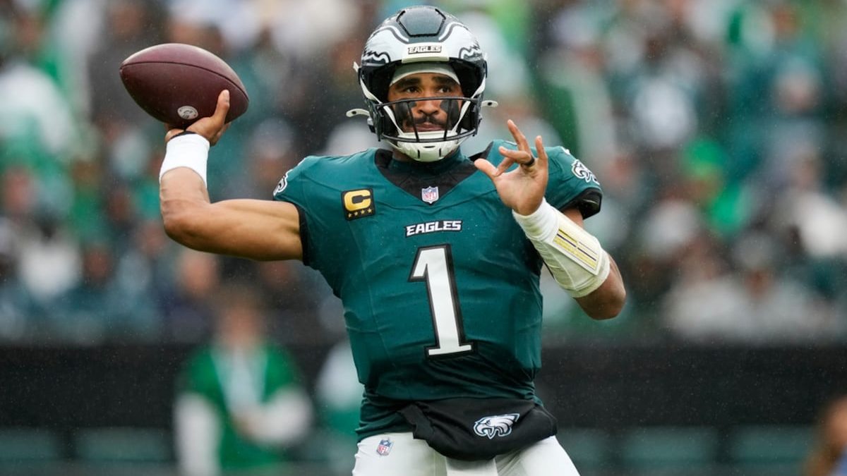 Jalen Hurts, quarterback de los Eagles de Filadelfia, en el campo durante un partido de la NFL temporada 2026