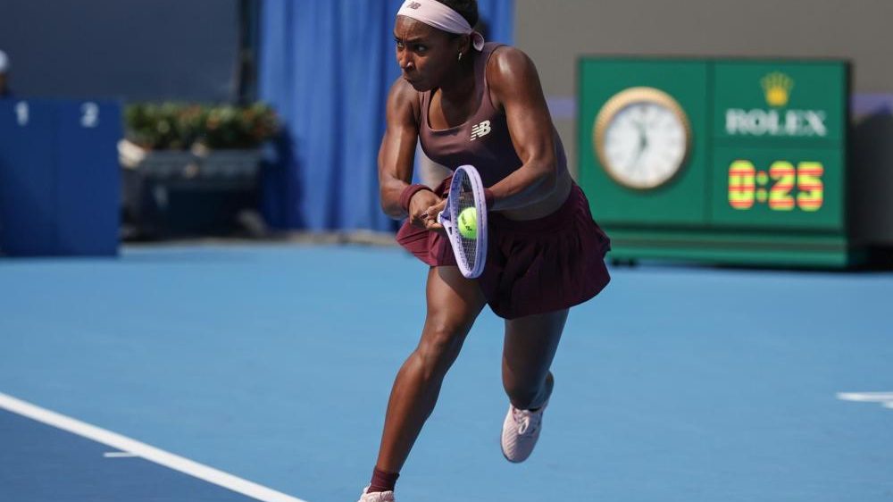 Coco Gauff celebra un punto en la pista dura de la Lotus durante el Abierto de China en Pekín