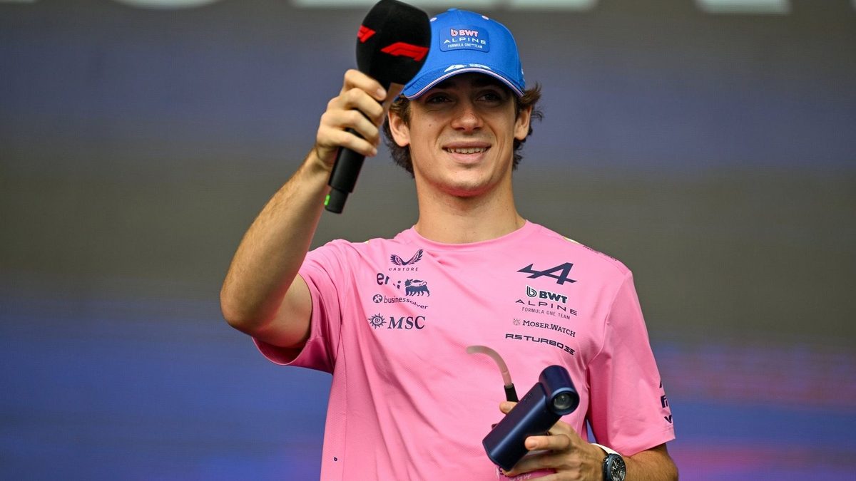 Franco Colapinto con el overol de Alpine en el paddock de Fórmula 1