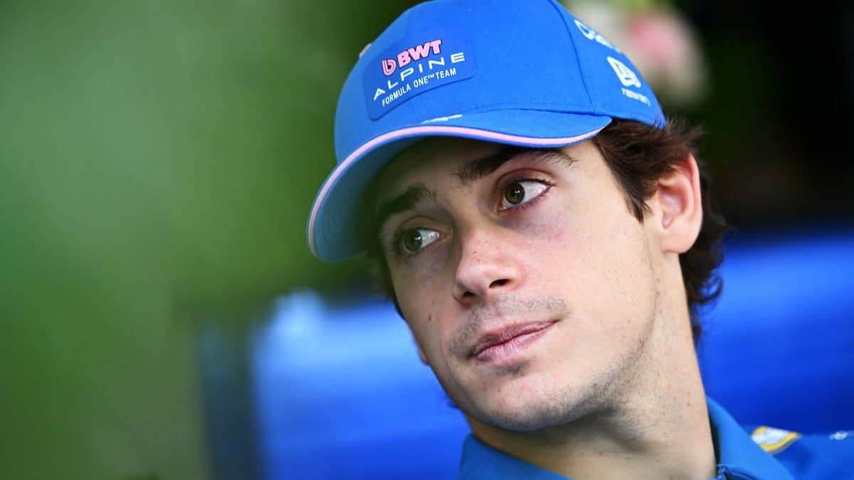 Franco Colapinto atiende a la prensa en el paddock del Gran Premio de Malasia 2026