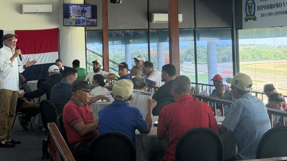 Caballos de carreras en el Hipódromo Quinto Centenario durante una jornada de turf en Santo Domingo
