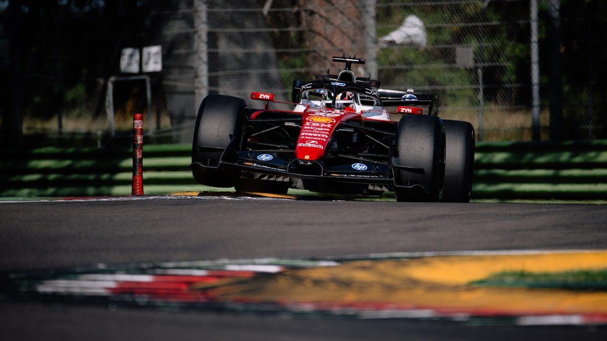 Antonio Giovinazzi al volante del Ferrari SF-26 durante pruebas de neumáticos Pirelli en el circuito de Imola