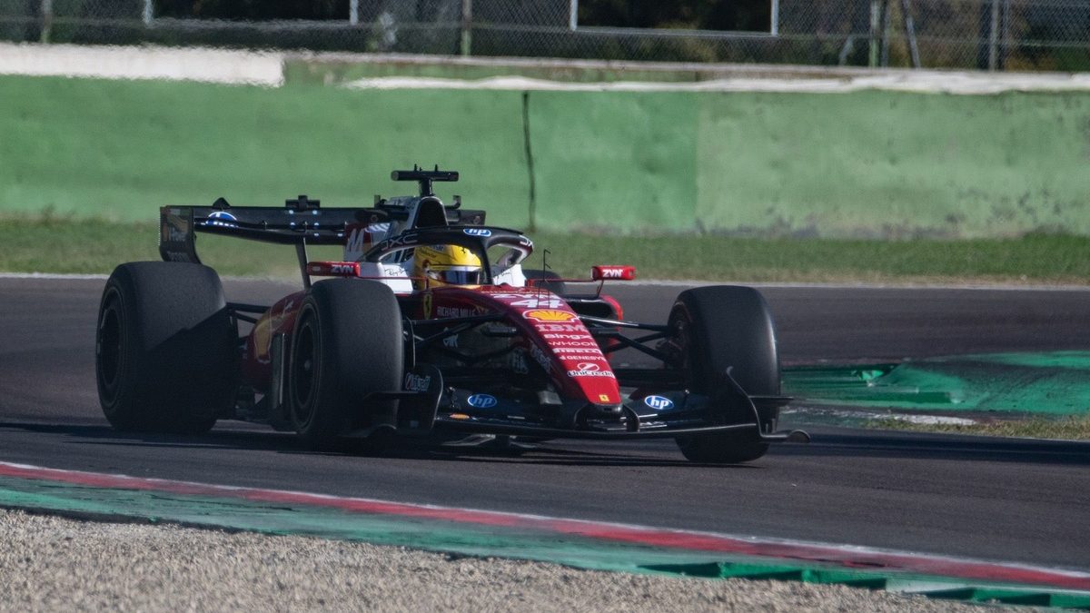 Lewis Hamilton al volante del Ferrari SF-26 en el Autódromo de Imola durante las pruebas de neumáticos Pirelli 2027