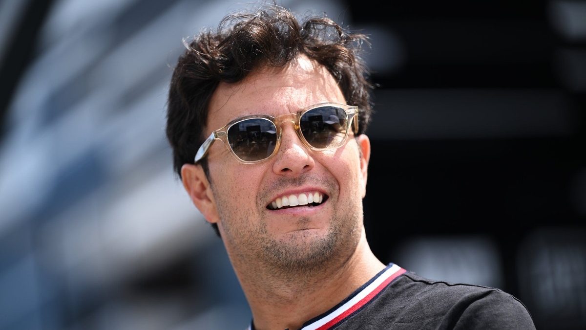 Sergio Checo Pérez con el uniforme de Cadillac Racing en los boxes de Fórmula 1