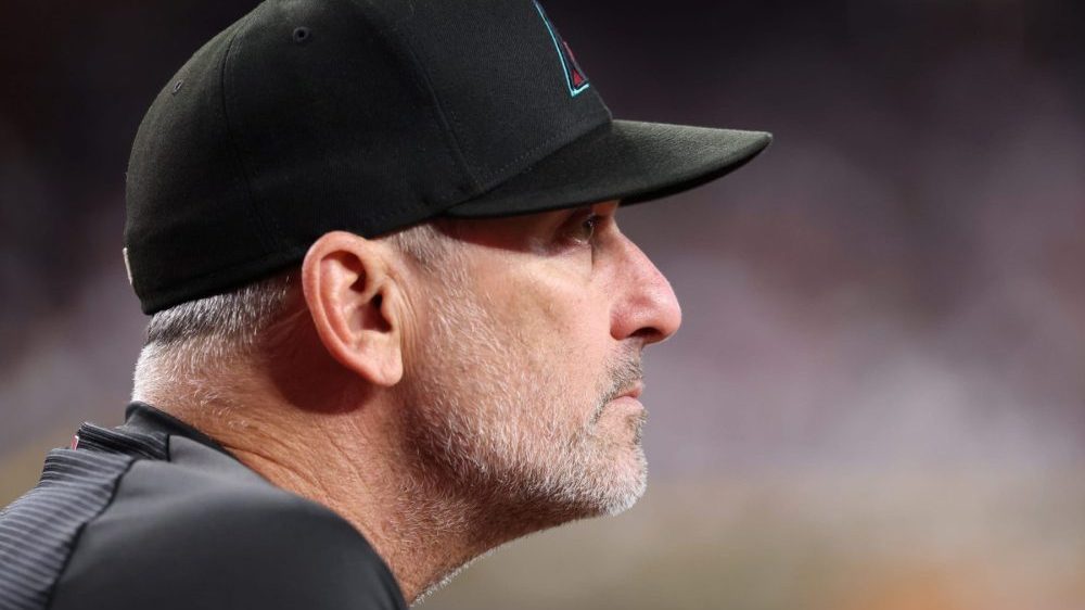 Torey Lovullo en el dugout de los Arizona Diamondbacks durante un partido de la MLB
