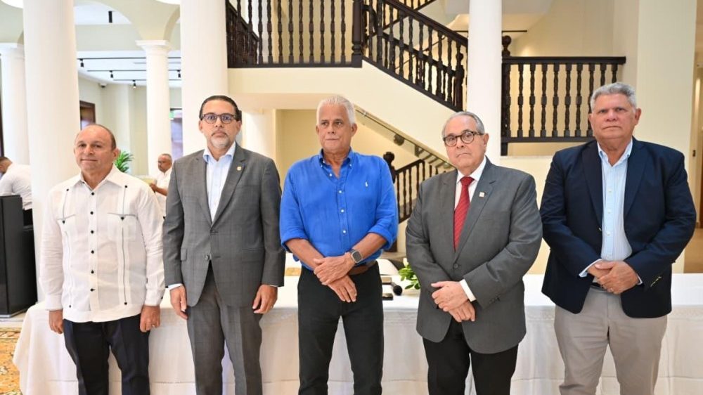 Cancha de arcilla del Centro Español de Santiago preparada para la Copa Davis entre República Dominicana y Egipto