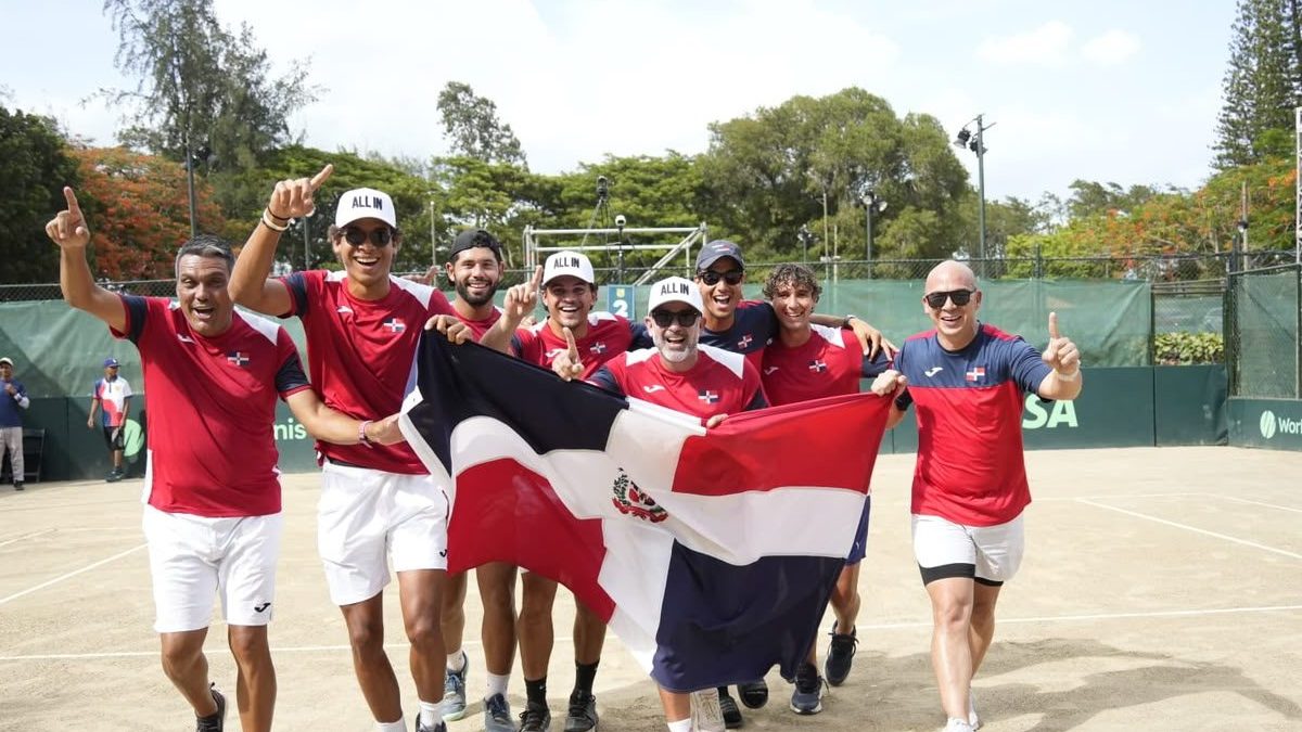 Nick Hardt celebra el punto decisivo para el ascenso de República Dominicana al Grupo I Mundial de la Copa Davis en Santiago