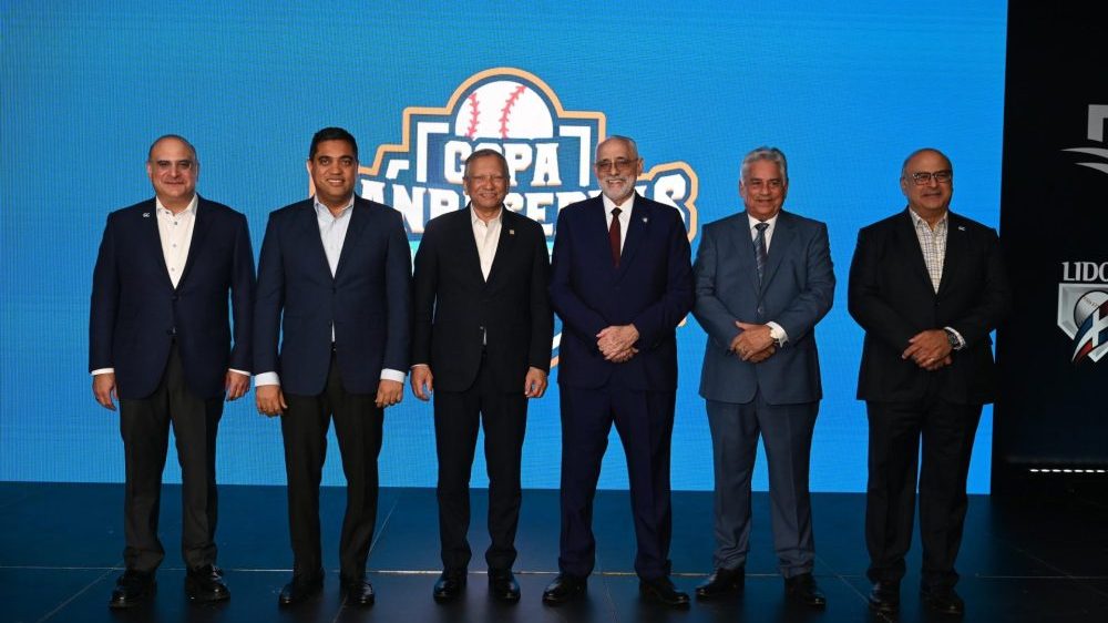 Copa del torneo LIDOM 2026-2027 presentada durante la ceremonia en Santo Domingo junto a directivos y familia Rizek